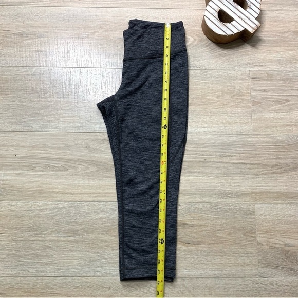 Athleta Black Heather Gray Revelation Capri Leggings Size Medium - Picture 5 of 12